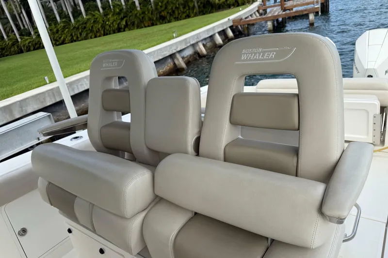 Slide: The Image of Boston Whaler 330 Outrage 2020 - 7231651
