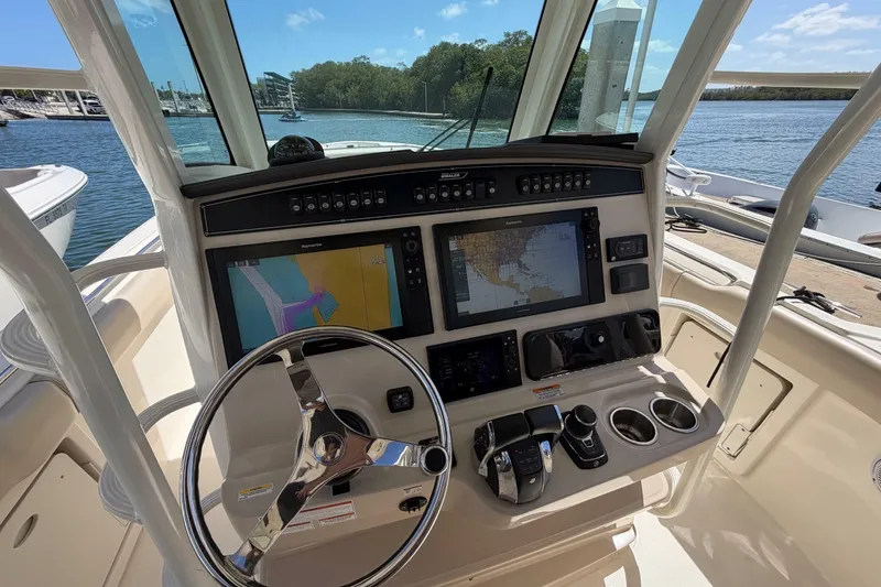 Slide: The Image of Boston Whaler 330 Outrage 2019 - 7389218