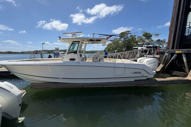 Slide: The Image of Boston Whaler 330 Outrage 2019 - 6945321