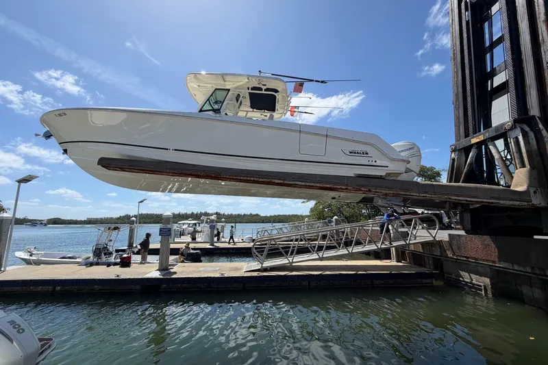 Slide: The Image of Boston Whaler 330 Outrage 2019 - 6945328