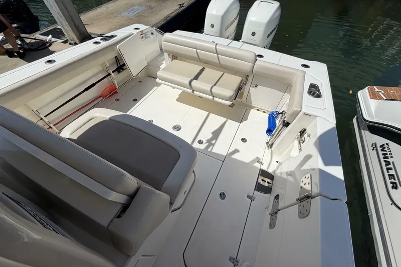 Slide: The Image of Boston Whaler 330 Outrage 2019 - 6945363