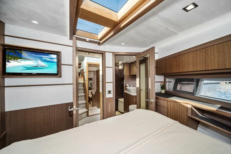 Slide: The Image of Galeon 560 Sky 2019 - 6945538