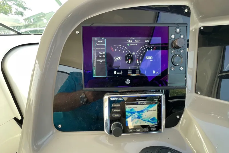 Slide: The Image of Rinker EX 370 2019 - 7541152