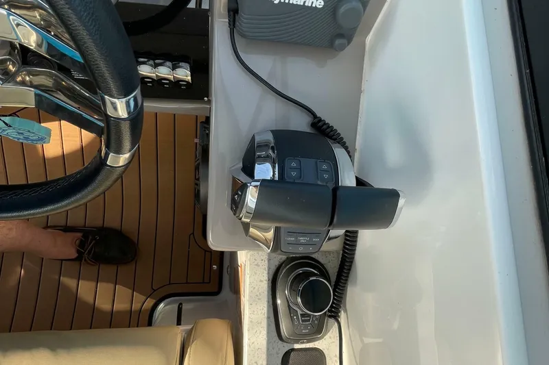 Slide: The Image of Rinker EX 370 2019 - 7541159