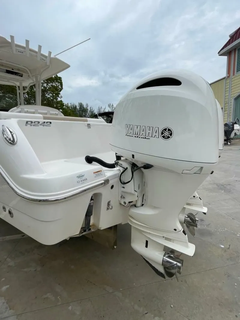 Slide: The Image of Robalo R242 Center Console 2019 - 6895374