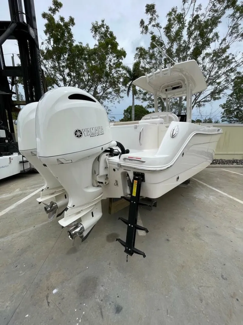 Slide: The Image of Robalo R242 Center Console 2019 - 6895372