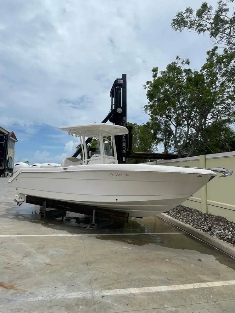 Slide: The Image of Robalo R242 Center Console 2019 - 6895357