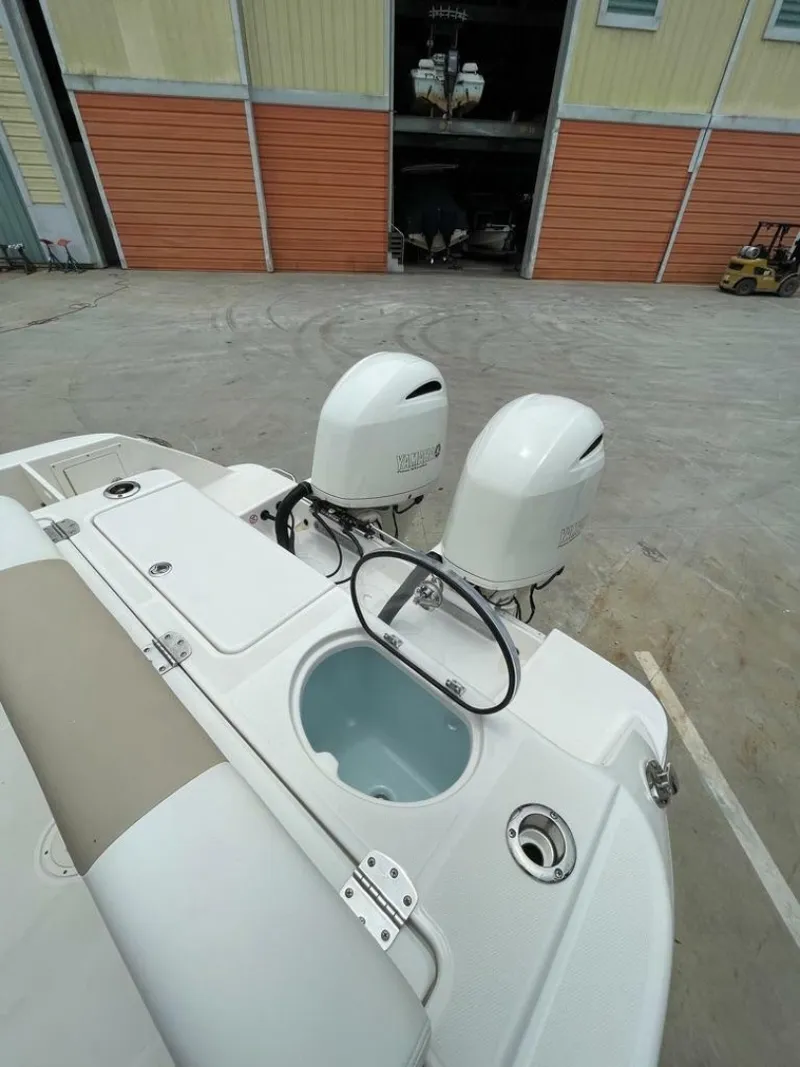 Slide: The Image of Robalo R242 Center Console 2019 - 6895383