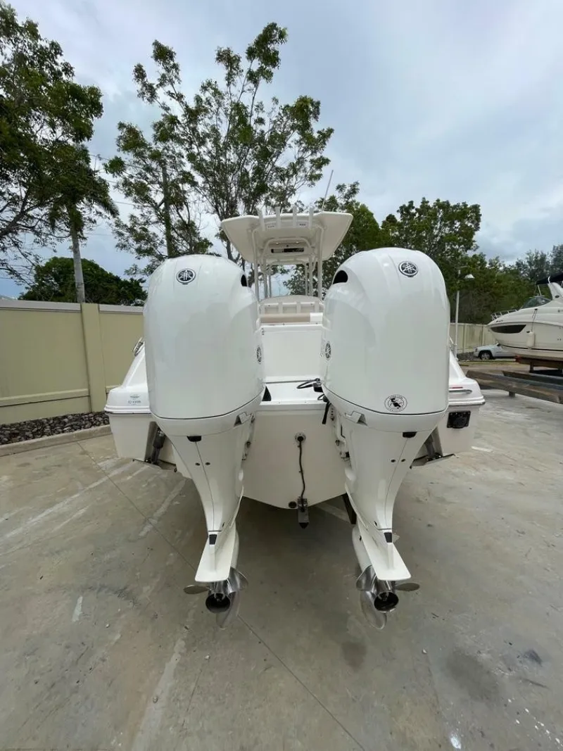 Slide: The Image of Robalo R242 Center Console 2019 - 6895368
