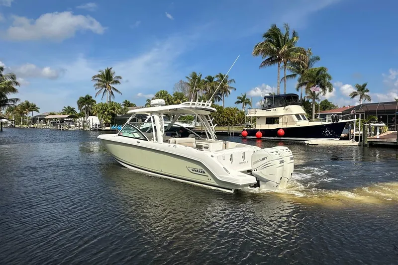 Slide: The Image of Boston Whaler 320 Vantage 2018 - 7389232