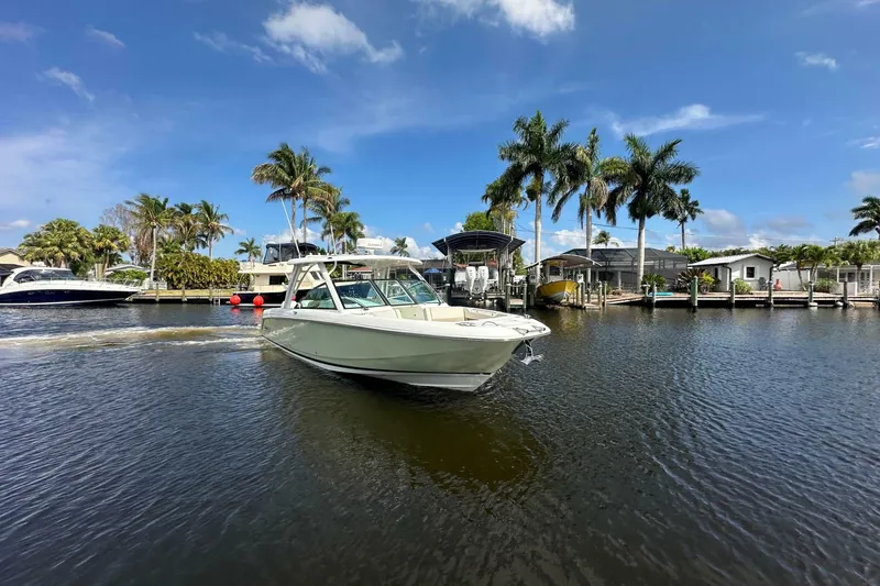 Slide: The Image of Boston Whaler 320 Vantage 2018 - 7389228