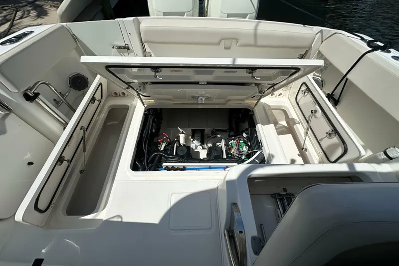 Slide: The Image of Boston Whaler 320 Vantage 2018 - 7389294