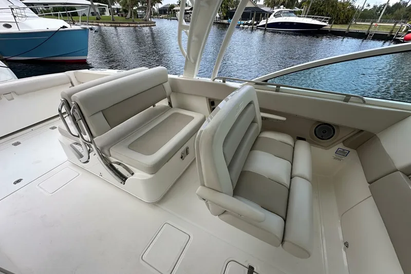Slide: The Image of Boston Whaler 320 Vantage 2018 - 7389257
