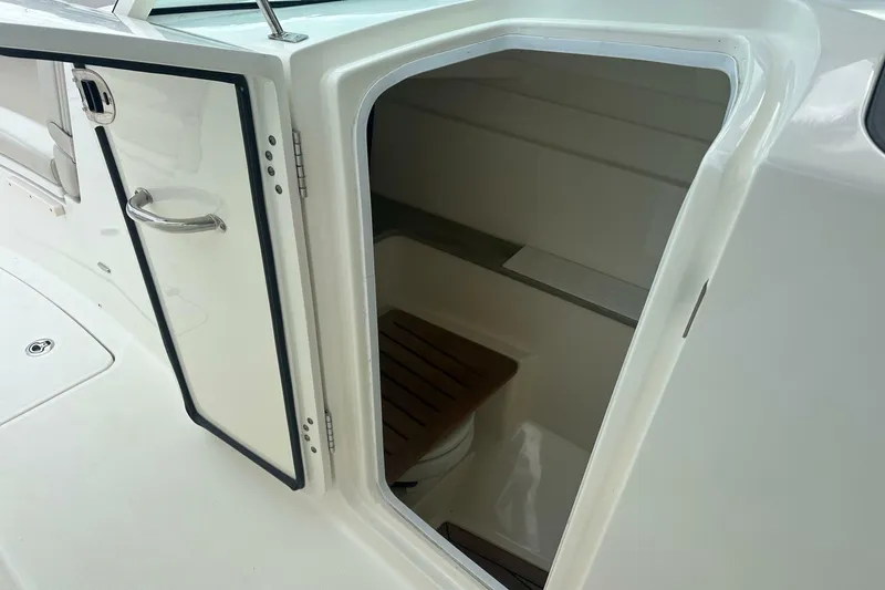 Slide: The Image of Boston Whaler 320 Vantage 2018 - 6946044
