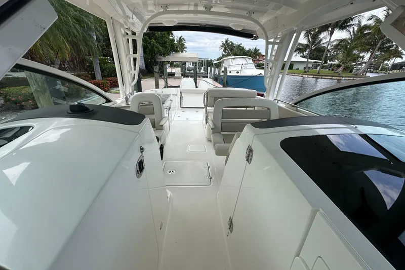 Slide: The Image of Boston Whaler 320 Vantage 2018 - 6945992