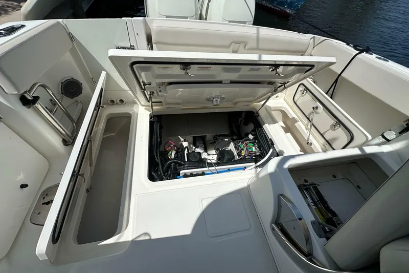 Slide: The Image of Boston Whaler 320 Vantage 2018 - 6946095