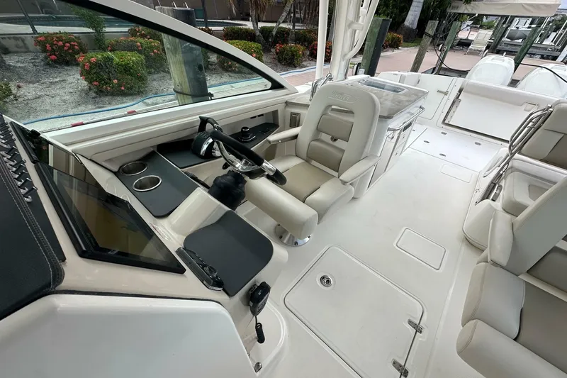 Slide: The Image of Boston Whaler 320 Vantage 2018 - 6945999