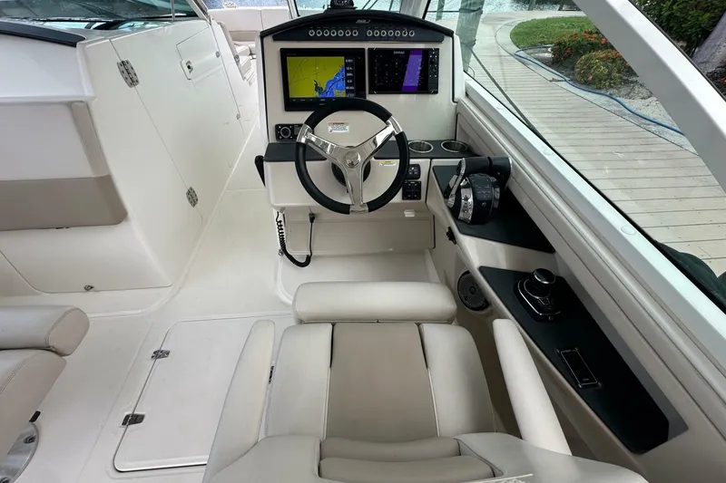 Slide: The Image of Boston Whaler 320 Vantage 2018 - 6946031