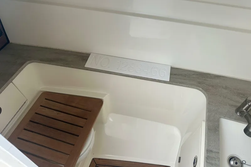 Slide: The Image of Boston Whaler 320 Vantage 2018 - 7389284