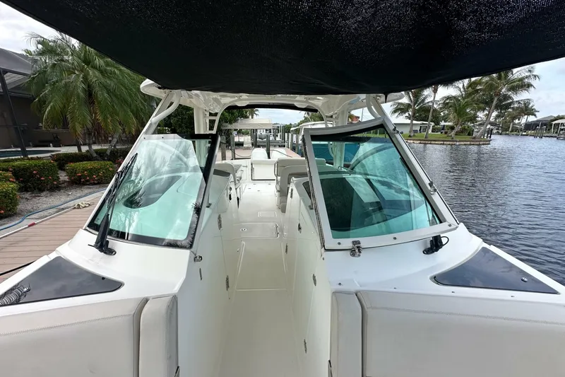 Slide: The Image of Boston Whaler 320 Vantage 2018 - 7389246