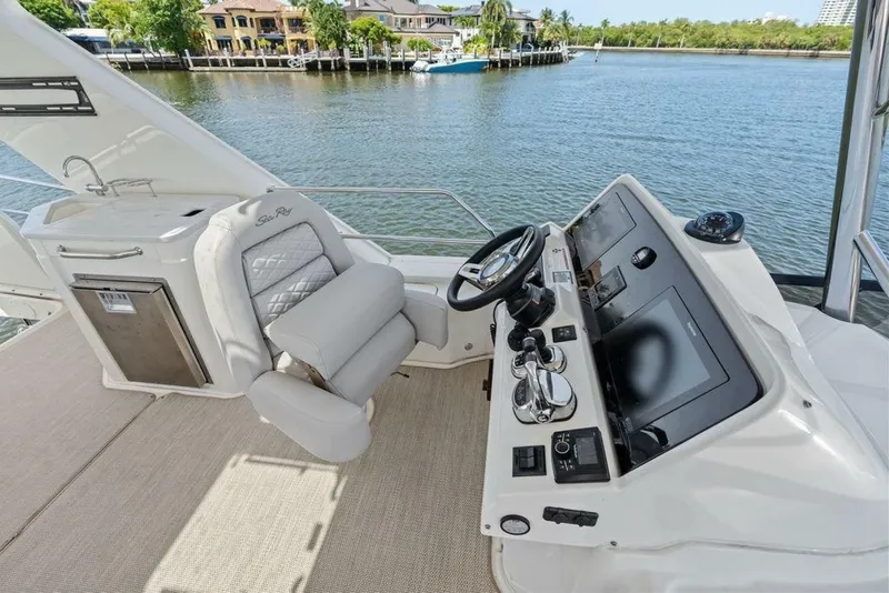 Slide: The Image of Sea Ray Fly 460 2018 - 7233248