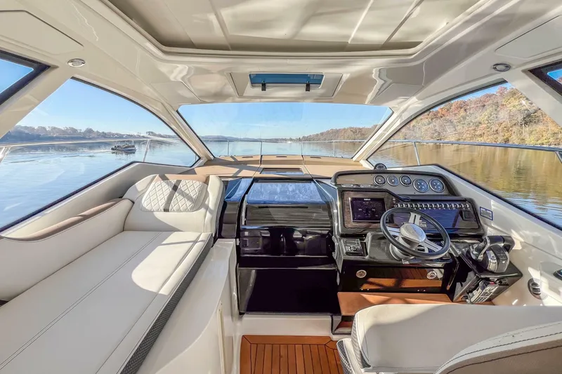 Slide: The Image of Sea Ray Sundancer 350 Coupe 2018 - 7233293