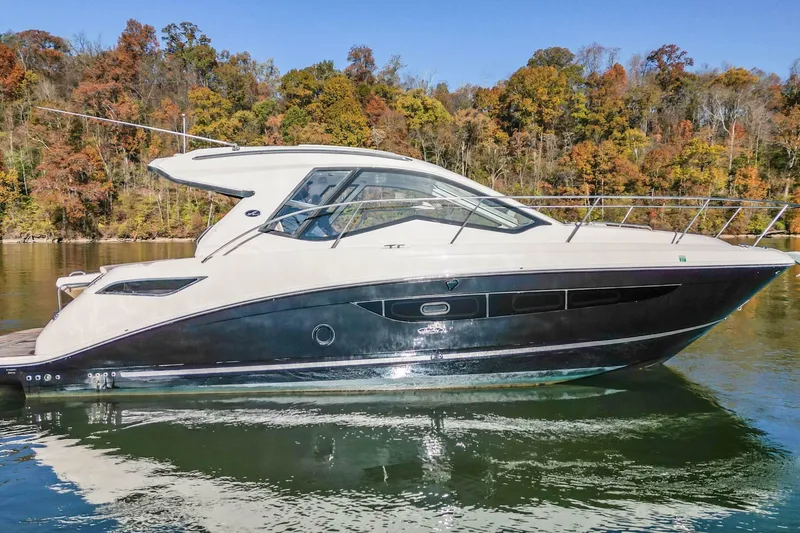 Slide: The Image of Sea Ray Sundancer 350 Coupe 2018 - 7233197