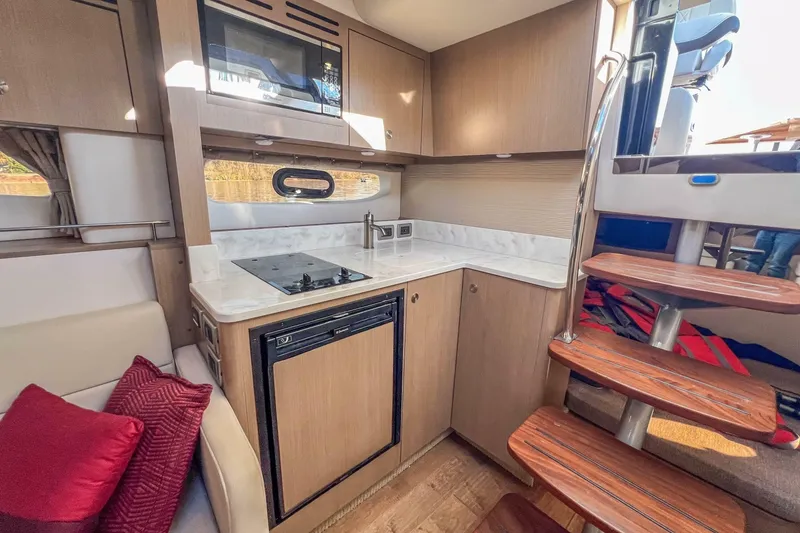 Slide: The Image of Sea Ray Sundancer 350 Coupe 2018 - 7233313