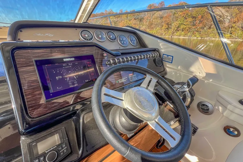 Slide: The Image of Sea Ray Sundancer 350 Coupe 2018 - 7233249