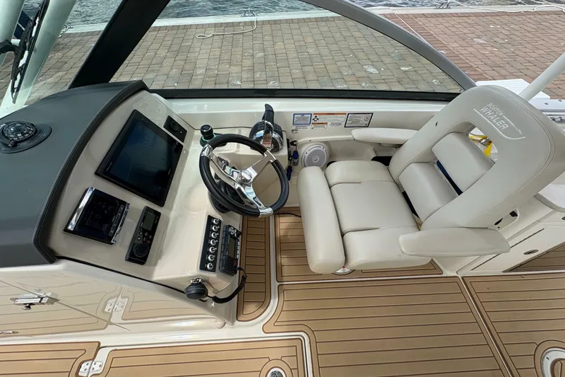Slide: The Image of Boston Whaler 270 Vantage 2017 - 6987344