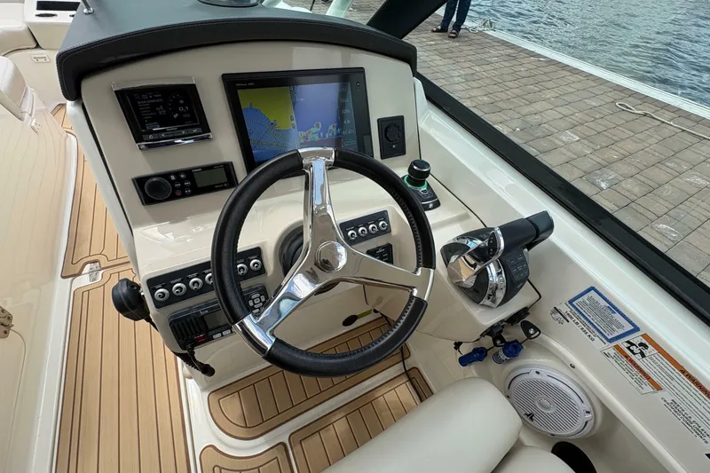 Slide: The Image of Boston Whaler 270 Vantage 2017 - 6987350