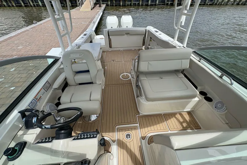 Slide: The Image of Boston Whaler 270 Vantage 2017 - 7233579