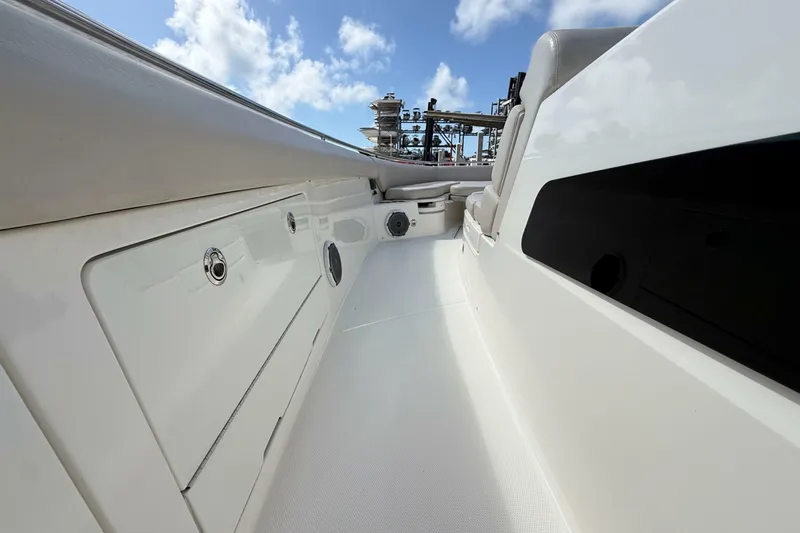 Slide: The Image of Boston Whaler 420 Outrage 2017 - 6946573