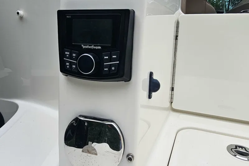 Slide: The Image of Sea Ray SDX 240 Outboard 2017 - 6896408