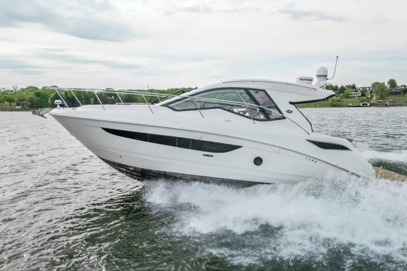 Slide: The Image of Sea Ray Sundancer 350 Coupe 2017 - 7389853