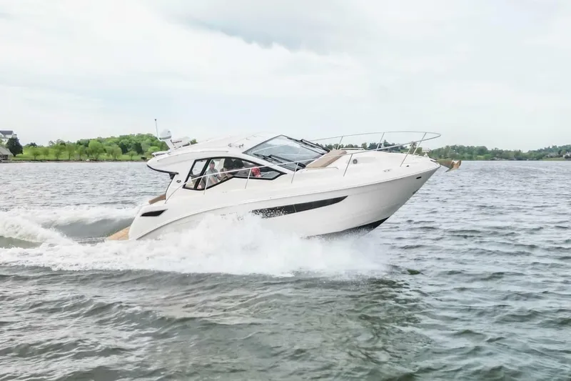 Slide: The Image of Sea Ray Sundancer 350 Coupe 2017 - 7233738