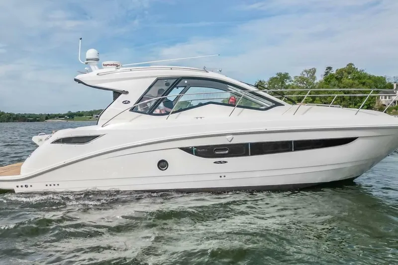 Slide: The Image of Sea Ray Sundancer 350 Coupe 2017 - 7233729