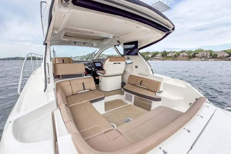 Slide: The Image of Sea Ray Sundancer 350 Coupe 2017 - 7389912