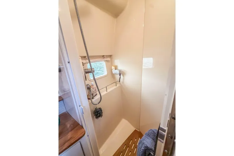 Slide: The Image of Sea Ray Sundancer 350 Coupe 2017 - 7389953