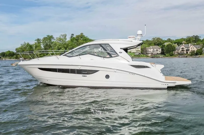 Slide: The Image of Sea Ray Sundancer 350 Coupe 2017 - 6946719