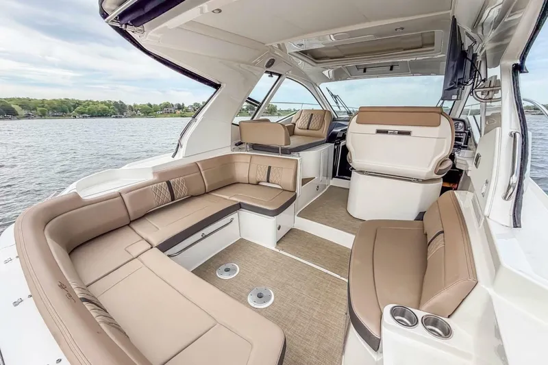 Slide: The Image of Sea Ray Sundancer 350 Coupe 2017 - 6946752