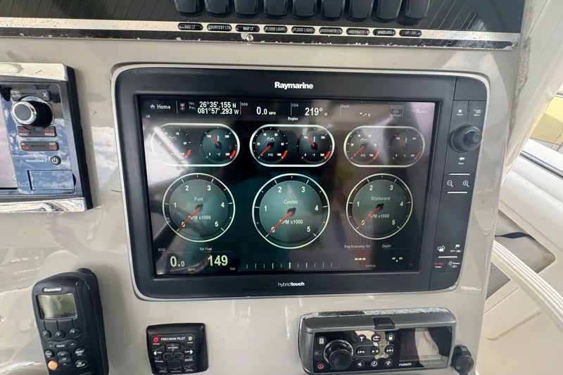 Slide: The Image of Boston Whaler 350 Outrage 2014 - 6947719