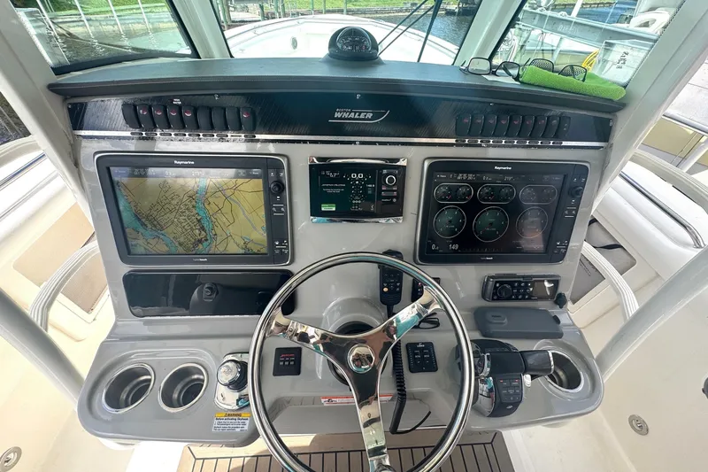 Slide: The Image of Boston Whaler 350 Outrage 2014 - 6947683
