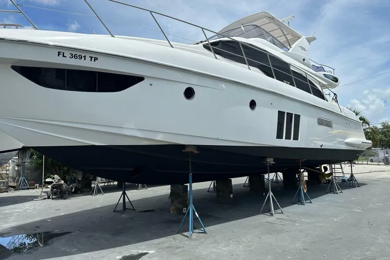 Slide: The Image of Azimut Fly 53 2013 - 6948127