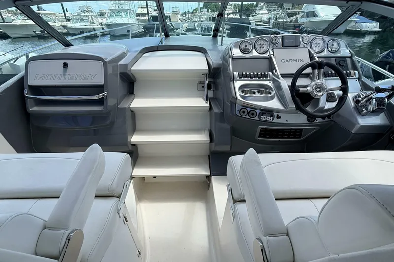 Slide: The Image of Monterey 320 Sport Yacht 2011 - 7236165