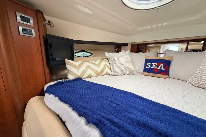 Slide: The Image of Monterey 320 Sport Yacht 2011 - 7236253