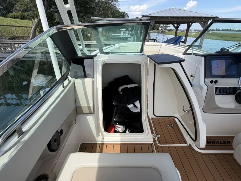 Slide: The Image of Boston Whaler 240 Vantage 2022 - 6899698