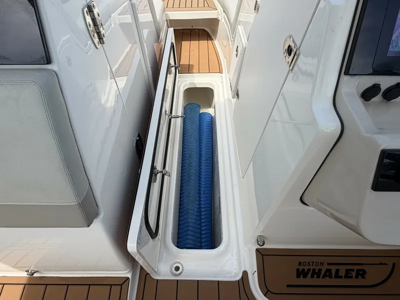 Slide: The Image of Boston Whaler 240 Vantage 2022 - 6899702