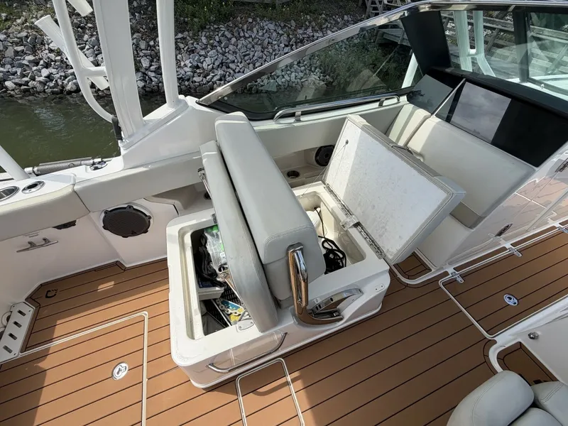 Slide: The Image of Boston Whaler 240 Vantage 2022 - 6899708