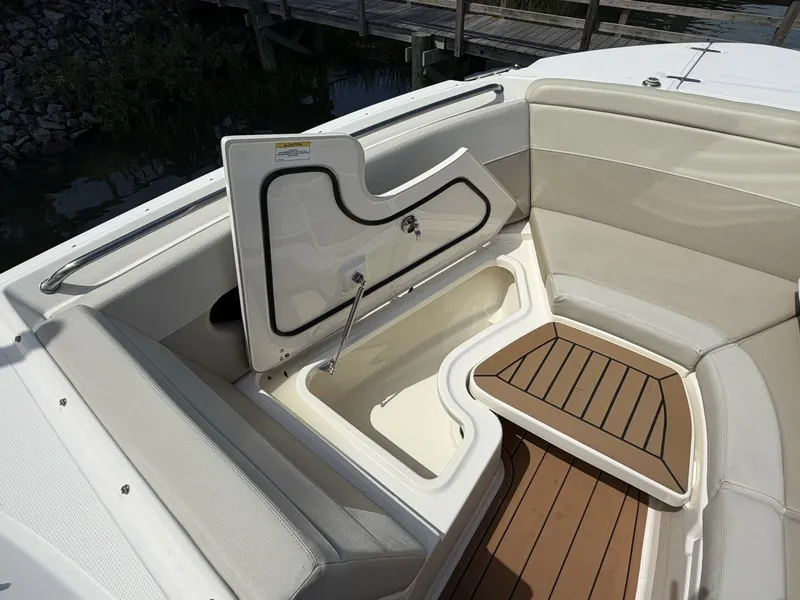 Slide: The Image of Boston Whaler 240 Vantage 2022 - 6899678